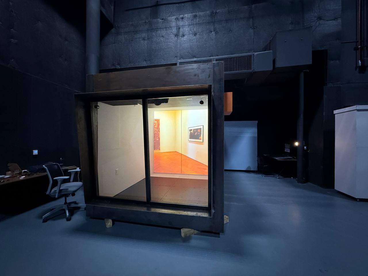 Art Cube immersive container gallery interior