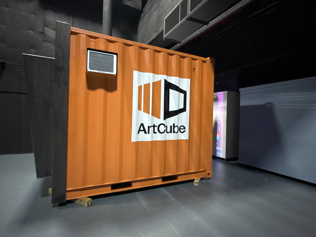 ArtCube — portable immersive art gallery